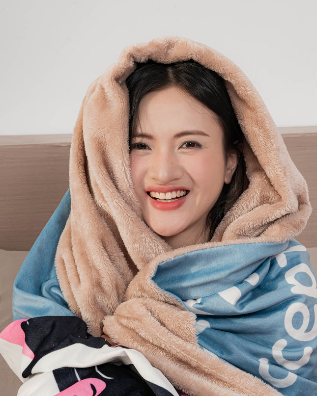 OINA® Mom’s Charging Station Blanket – Cute Panda Hug Gift for Mom